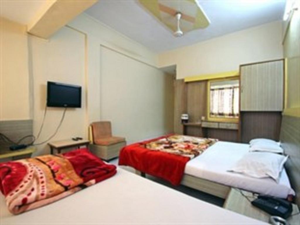 Hotel Tourist International Pune Exteriör bild