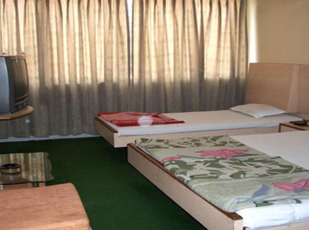 Hotel Tourist International Pune Exteriör bild
