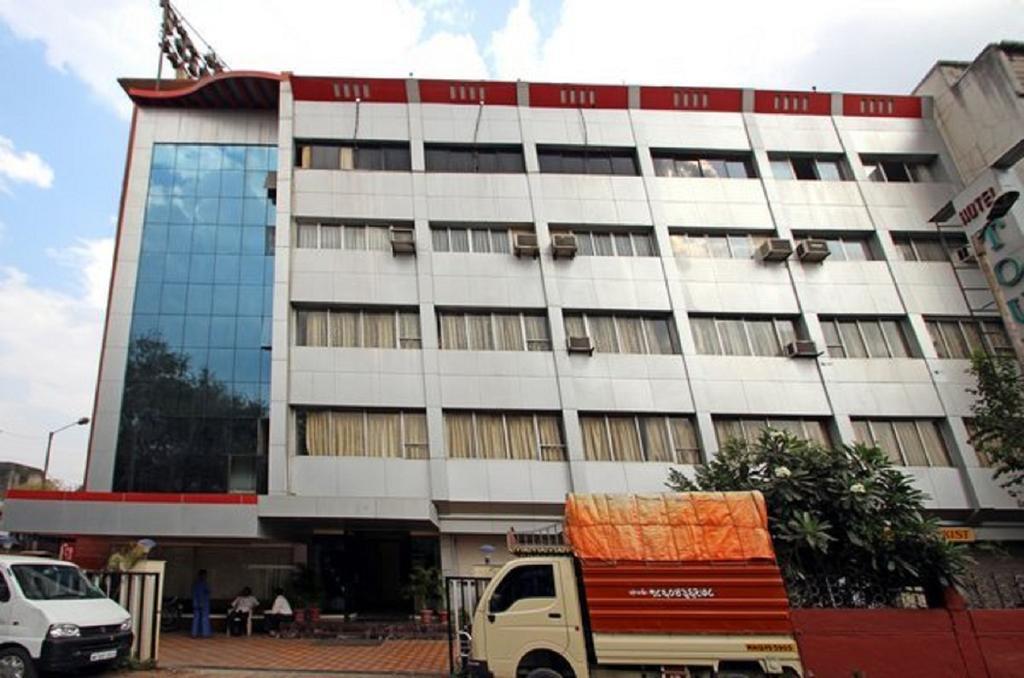 Hotel Tourist International Pune Exteriör bild