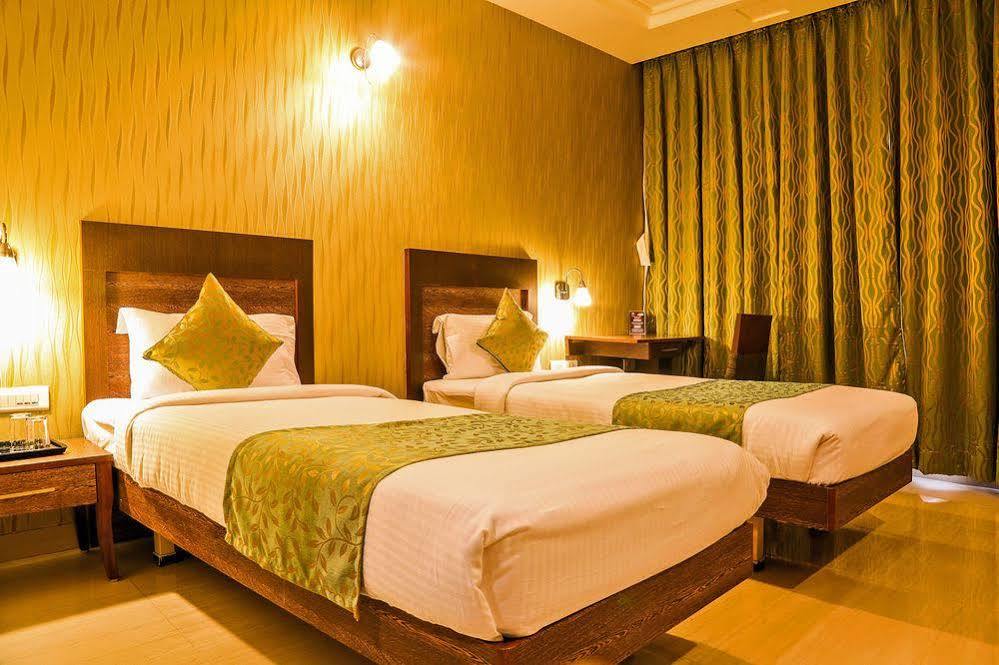 Hotel Tourist International Pune Exteriör bild